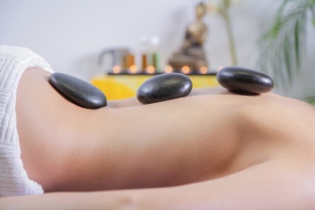 Masaje con Piedras Calientes